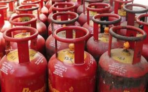 LPG Gas ग्राहकों को मिला बड़ा तोहफा, सरकार ने सिलेंडर की कीमतों में की भारी कटौती, जानें अपने शहर का नया रेट